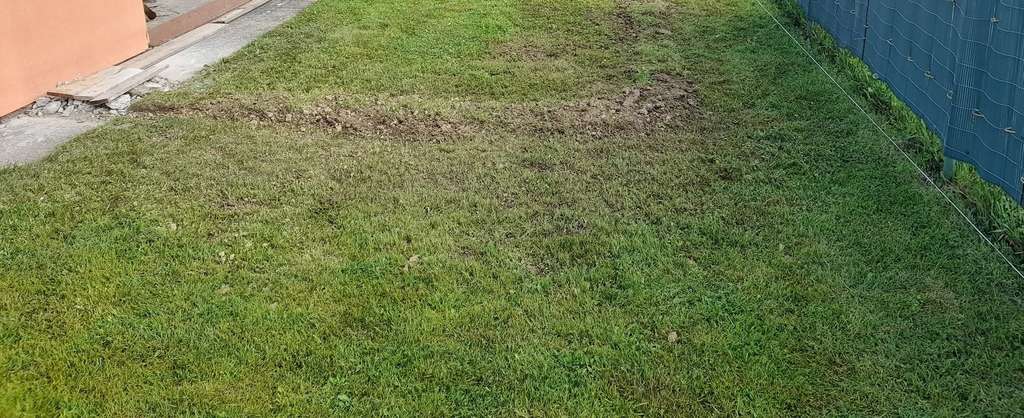 Isto dvorište nakon radova, rov zatrpan i travnjak vraćen na mjesto.